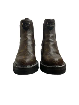 Boots Luxury Designer By Louis Vuitton  Size: 7